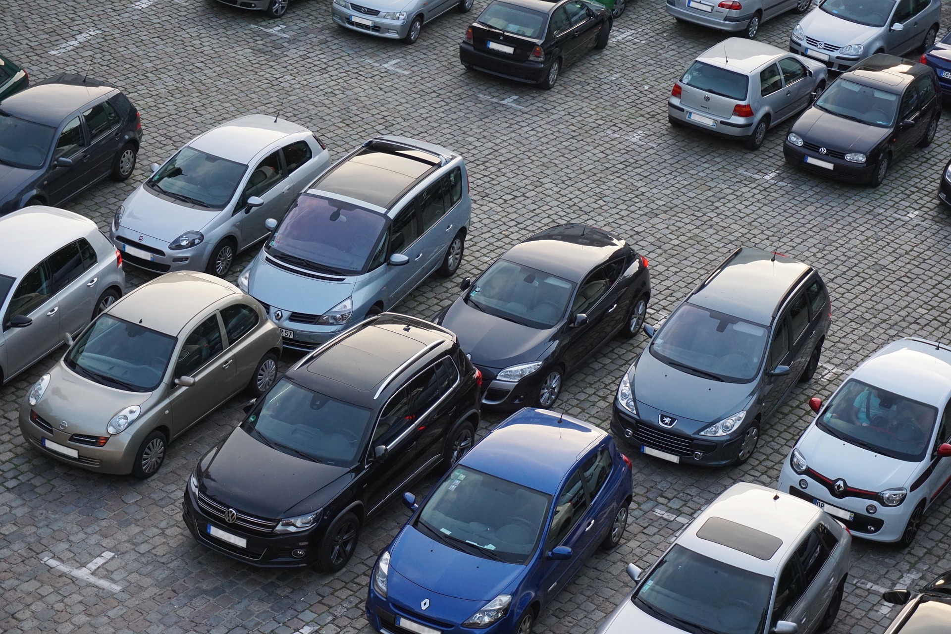 Dlaczego warto zostawić przed wylotem samochód na prywatnym parkingu?